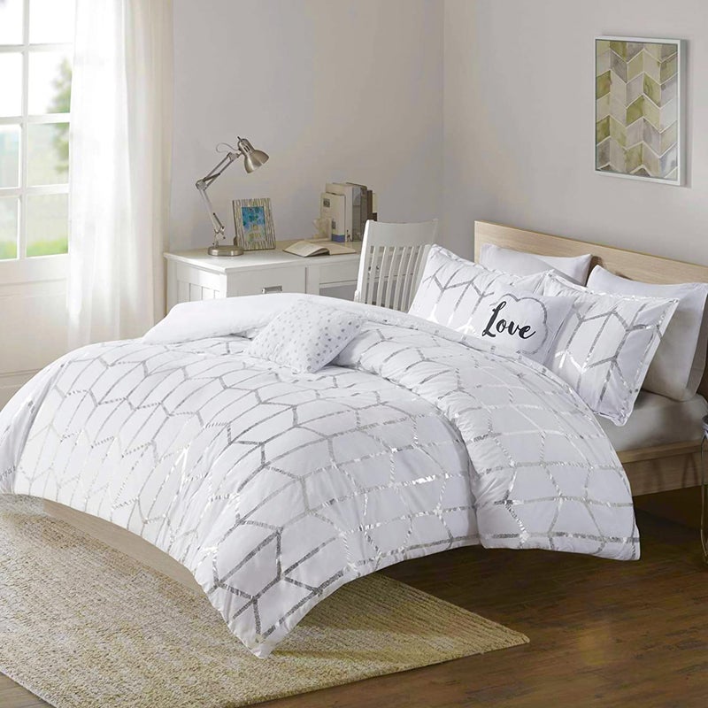 Intelligent Design Raina Full/Queen Comforter Set, Soft Microfiber, Modern Geometric Metallic Bed Set, 5 Pieces College Bedding with 2 Shams, 2 Toss Pillows White/Silver - Image 1
